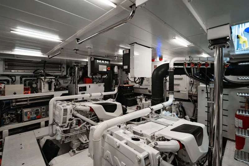 Slide: The Image of Sanlorenzo SD 90 2024 - 185