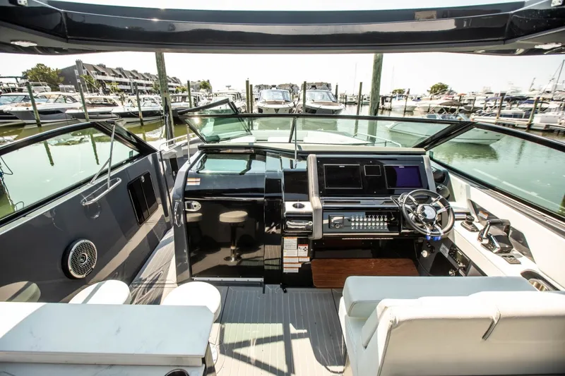 Slide: The Image of Cruisers 38 GLS-OB SB 2024 - 34