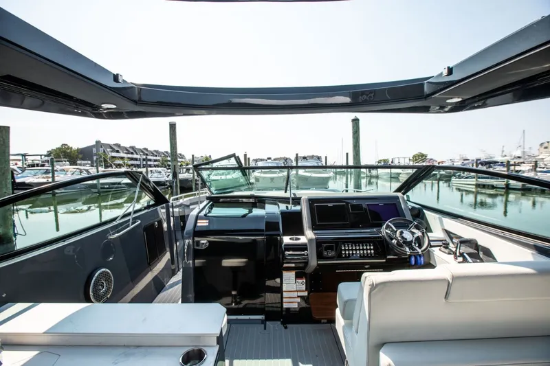 Slide: The Image of Cruisers 38 GLS-OB SB 2024 - 32