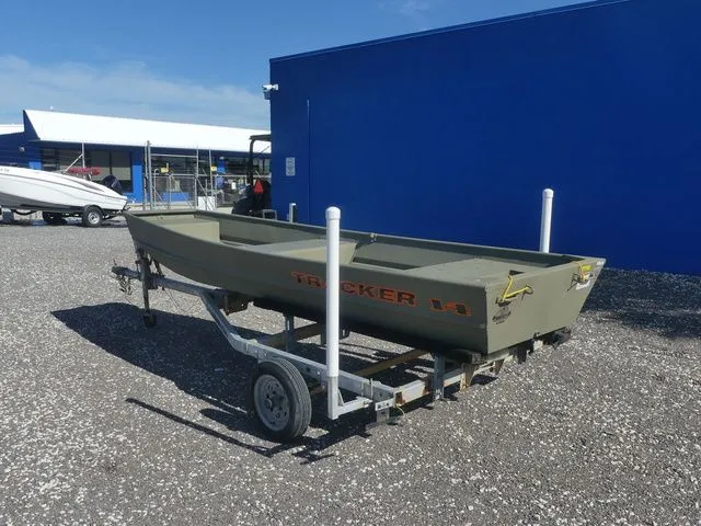 Slide: The Image of Tracker Grizzly 1436 Utility 2026 - 6