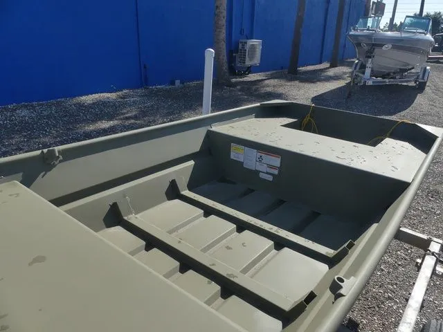 Slide: The Image of Tracker Grizzly 1436 Utility 2026 - 9