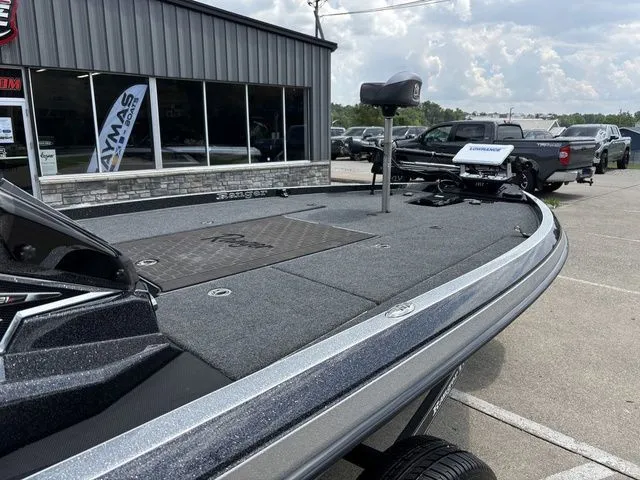 Slide: The Image of Ranger Z521R 2025 - 10