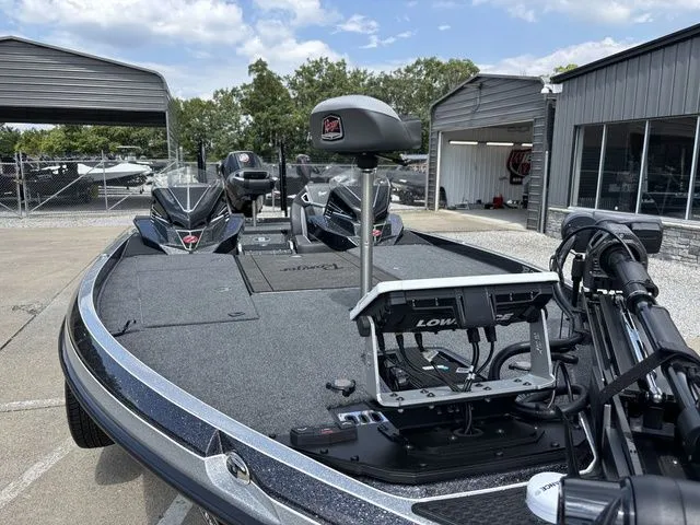 Slide: The Image of Ranger Z521R 2025 - 12