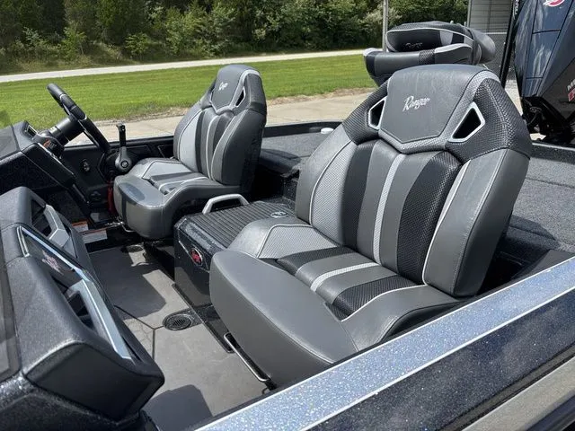 Slide: The Image of Ranger Z521R 2025 - 17