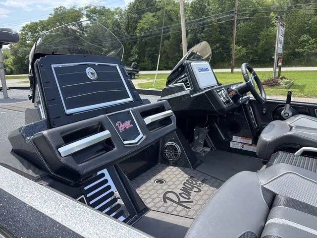 Slide: The Image of Ranger Z521R 2025 - 18