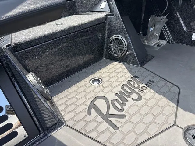 Slide: The Image of Ranger Z521R 2025 - 20