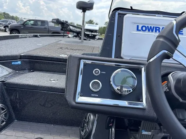 Slide: The Image of Ranger Z521R 2025 - 7