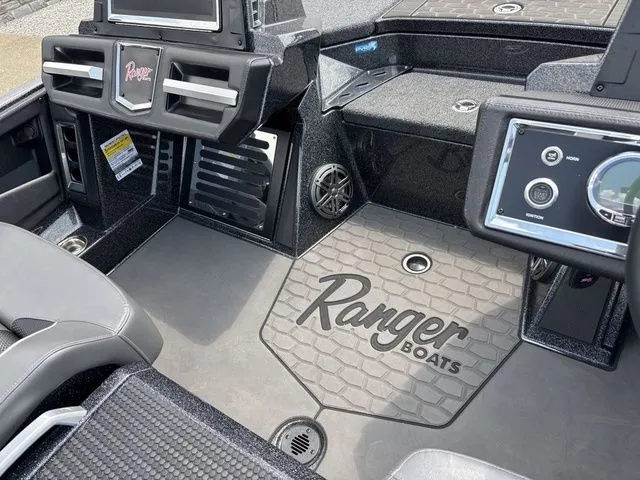 Slide: The Image of Ranger Z521R 2025 - 9