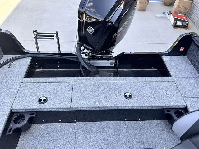 Slide: The Image of Lund 1800 Explorer Sport 2026 - 10