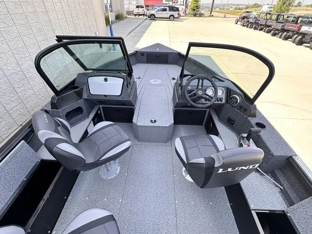 Slide: The Image of Lund 1800 Explorer Sport 2026 - 17