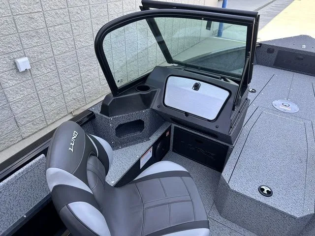 Slide: The Image of Lund 1800 Explorer Sport 2026 - 19