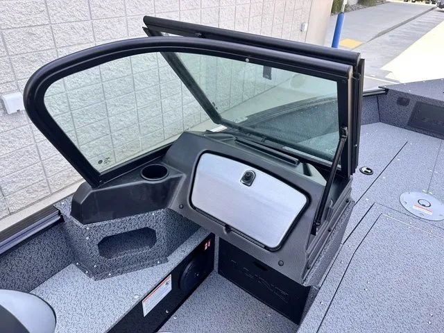 Slide: The Image of Lund 1800 Explorer Sport 2026 - 25