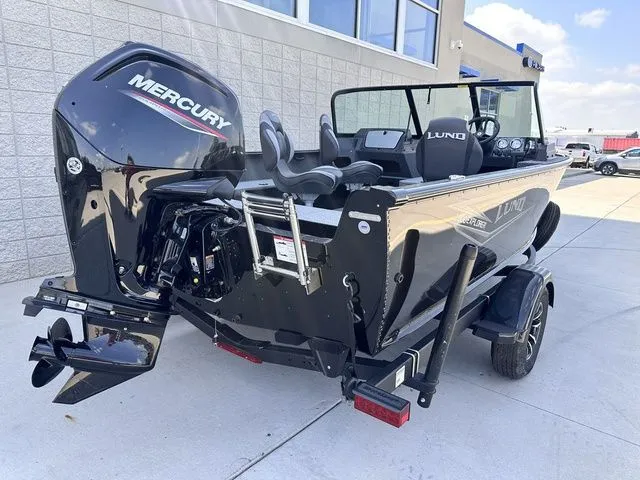 Slide: The Image of Lund 1800 Explorer Sport 2026 - 6