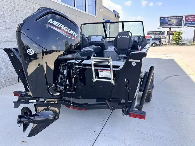 Slide: The Image of Lund 1800 Explorer Sport 2026 - 7