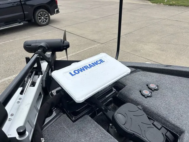 Slide: The Image of Phoenix Bass Boat 920 Elite 2025 - 12