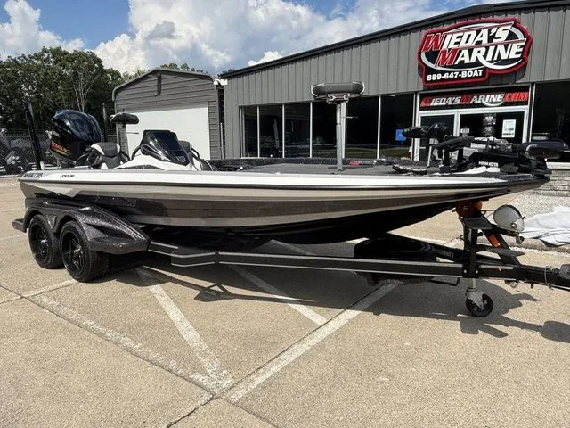 Slide: The Image of Skeeter FXR20 2021 - 10