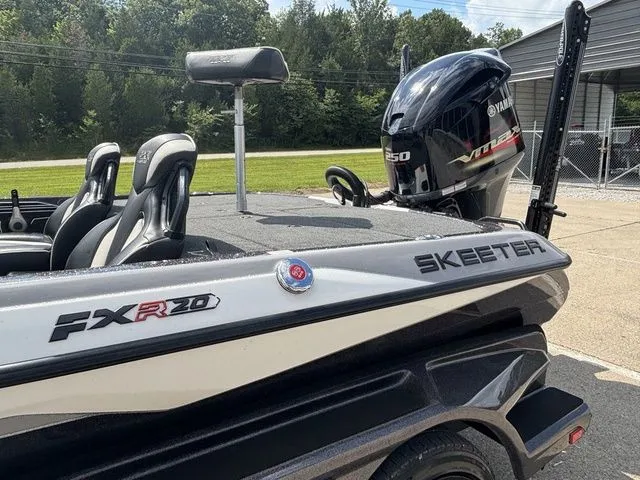 Slide: The Image of Skeeter FXR20 2021 - 16