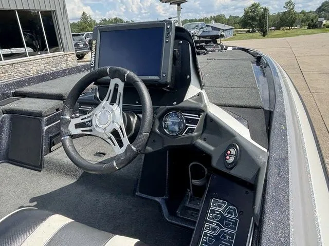 Slide: The Image of Skeeter FXR20 2021 - 6