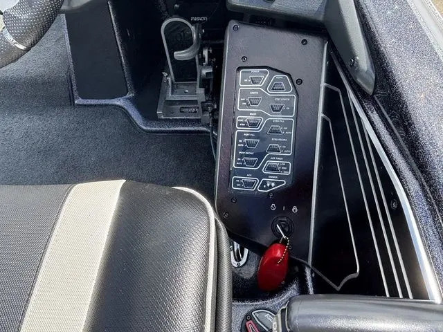 Slide: The Image of Skeeter FXR20 2021 - 8