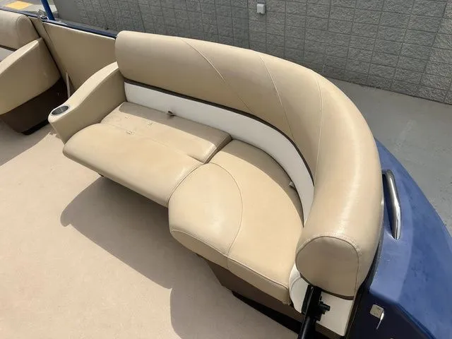 Slide: The Image of Larson Escape RT 2200 2016 - 10