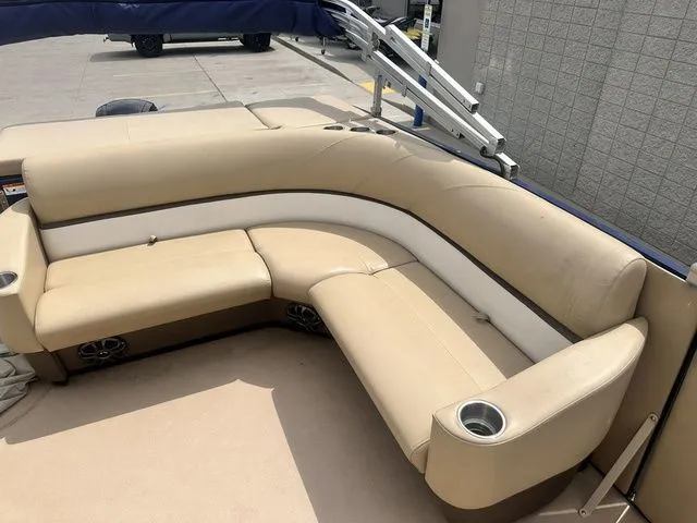 Slide: The Image of Larson Escape RT 2200 2016 - 11