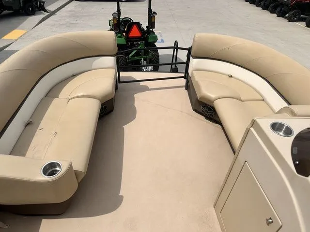 Slide: The Image of Larson Escape RT 2200 2016 - 12