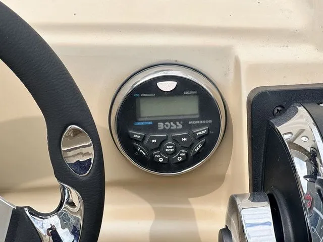 Slide: The Image of Larson Escape RT 2200 2016 - 16