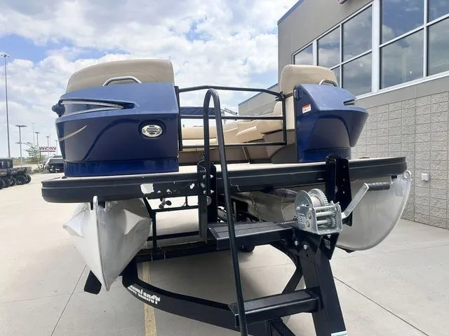 Slide: The Image of Larson Escape RT 2200 2016 - 3