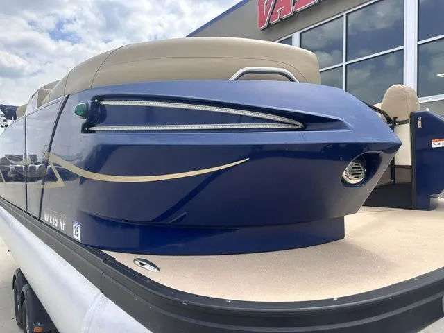 Slide: The Image of Larson Escape RT 2200 2016 - 4