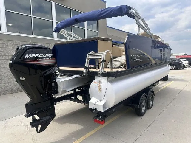 Slide: The Image of Larson Escape RT 2200 2016 - 5