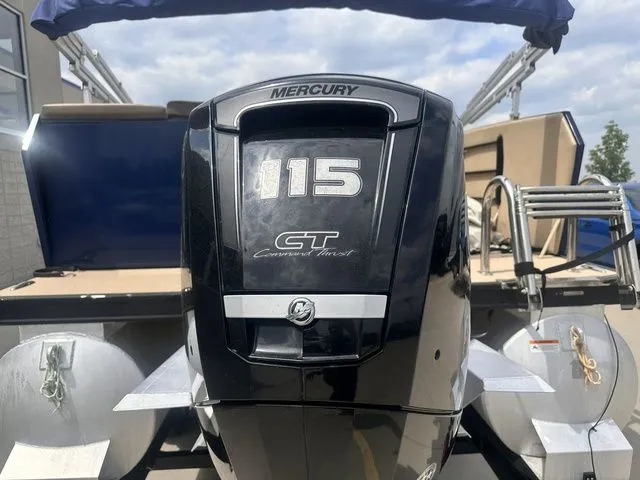 Slide: The Image of Larson Escape RT 2200 2016 - 6