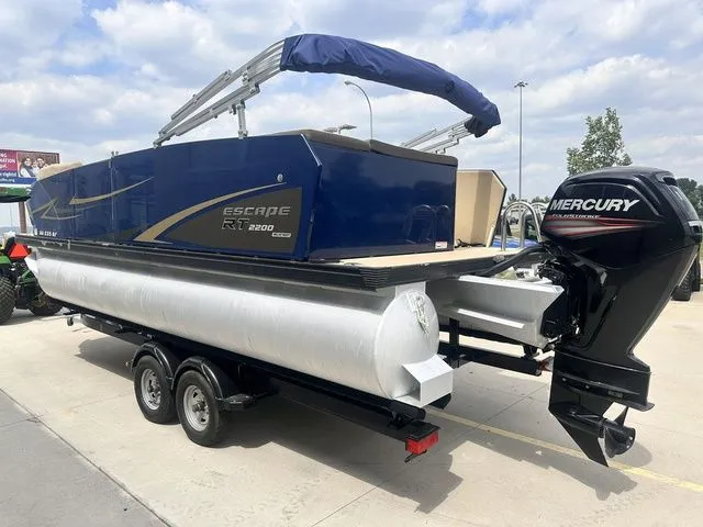 Slide: The Image of Larson Escape RT 2200 2016 - 7