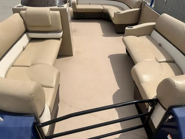 Slide: The Image of Larson Escape RT 2200 2016 - 8