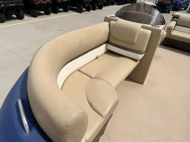 Slide: The Image of Larson Escape RT 2200 2016 - 9