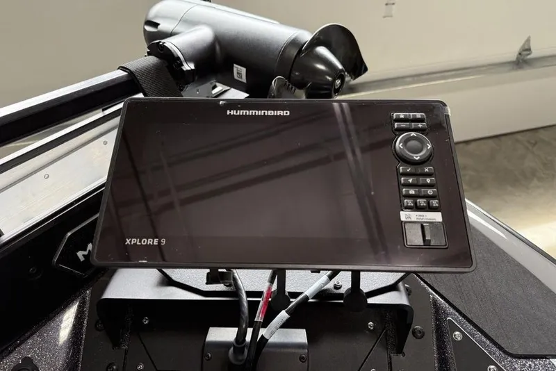 Slide: The Image of Humminbird Xplore 9 fishfinder on 2025 Skeeter ZXR20 boat dashboard. - 3