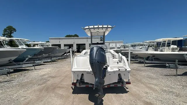 Slide: The Image of Sea Fox 228 Commander 2025 - 10