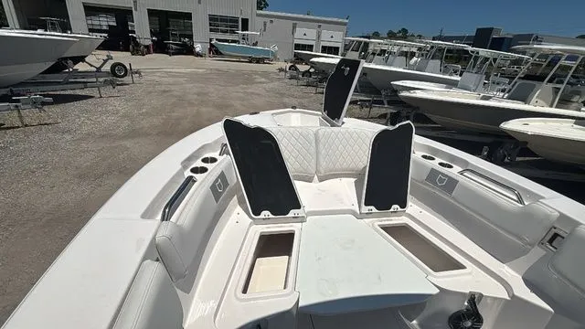 Slide: The Image of Sea Fox 228 Commander 2025 - 13