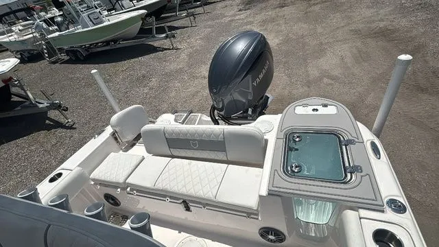 Slide: The Image of Sea Fox 228 Commander 2025 - 34