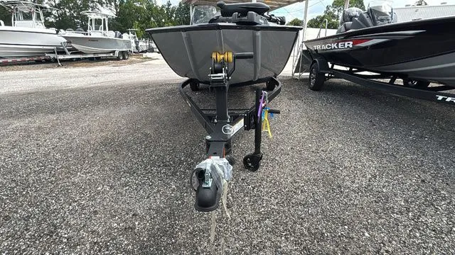 Slide: The Image of Tracker Bass Tracker Classic XL 2026 - 10