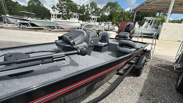 Slide: The Image of Tracker Bass Tracker Classic XL 2026 - 13