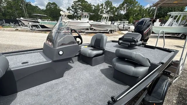 Slide: The Image of Tracker Bass Tracker Classic XL 2026 - 14