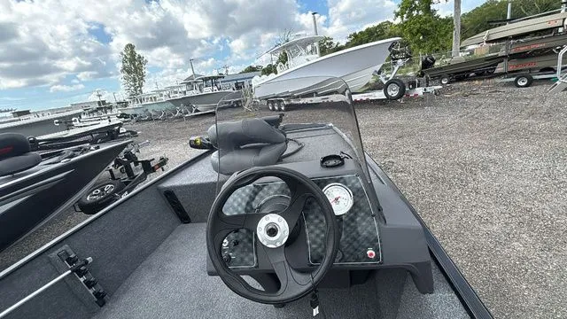 Slide: The Image of Tracker Bass Tracker Classic XL 2026 - 3