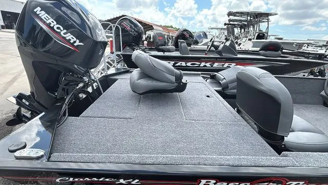 Slide: The Image of Tracker Bass Tracker Classic XL 2026 - 4