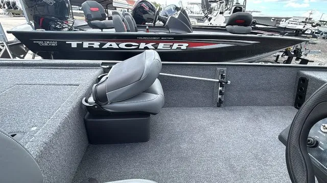 Slide: The Image of Tracker Bass Tracker Classic XL 2026 - 6