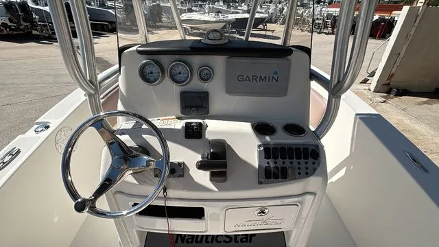 Slide: The Image of NauticStar 2000 XS 2014 - 12