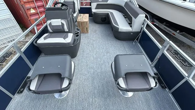 Slide: The Image of Sun Tracker BASS BUGGY 16XL 2026 - 10