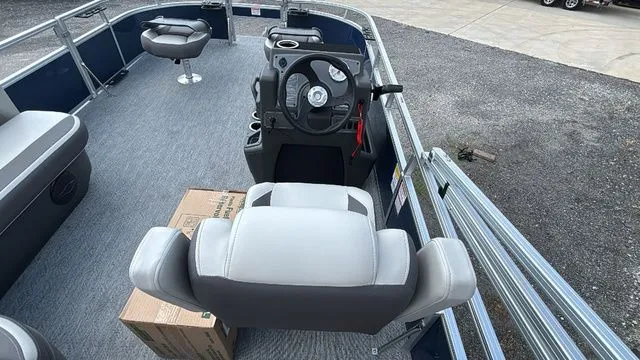 Slide: The Image of Sun Tracker BASS BUGGY 16XL 2026 - 14