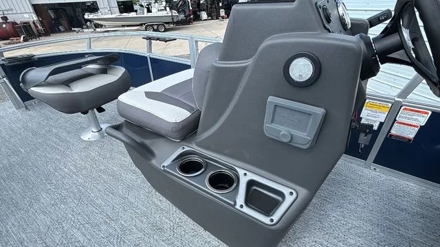 Slide: The Image of Sun Tracker BASS BUGGY 16XL 2026 - 17