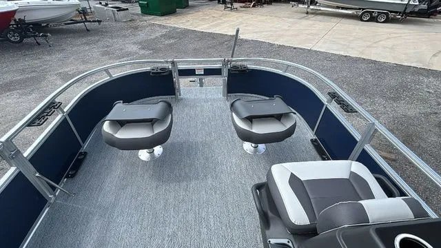 Slide: The Image of Sun Tracker BASS BUGGY 16XL 2026 - 18