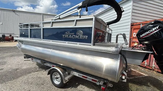 Slide: The Image of Sun Tracker BASS BUGGY 16XL 2026 - 7